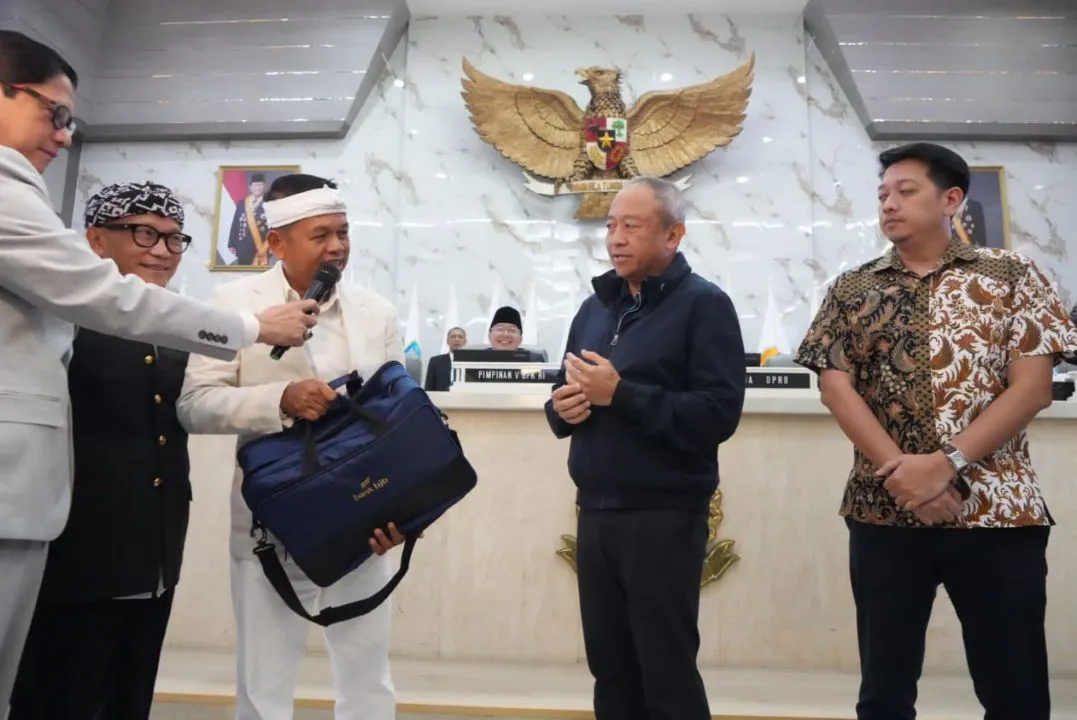 Poster post KDM Serahkan Kadeudeuh Rp1 Miliar untuk Persib Bandung