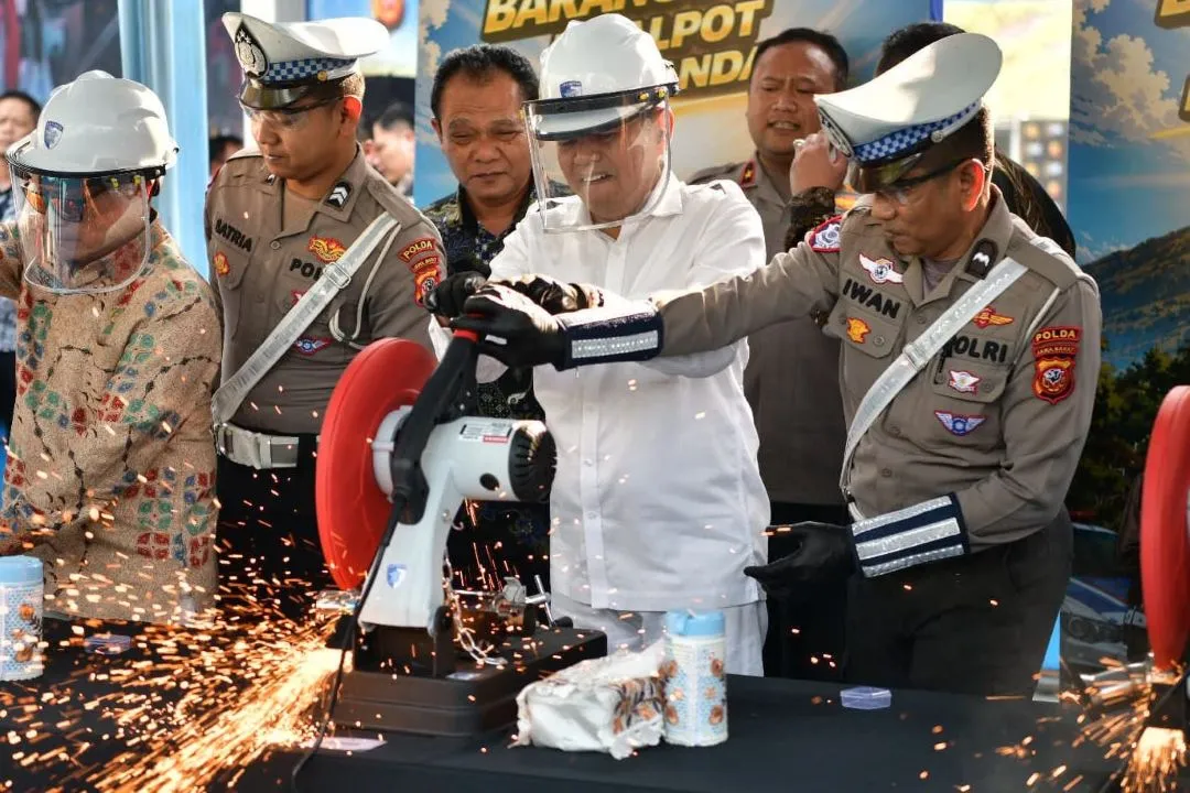 Poster post KDM dan Kapolda Jabar Musnahkan Barang Bukti Kejahatan, Termasuk Knalpot Brong dan Tramadol