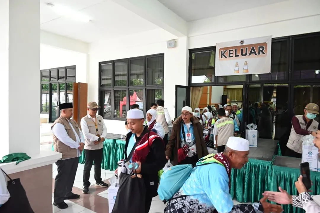 Poster post Karo Kesra Jabar Sambut Jemaah Haji di Asrama Haji Bekasi