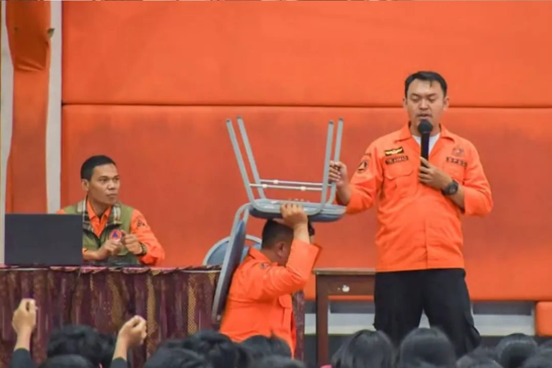 Edukasi SMP Waringin dan SMA Trinitas, 18 September 2025; bukan dokumentasi SMKN 10 atau SMKN 13.