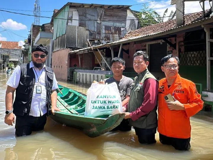 Poster post BPBD Jabar Dampingi Penyaluran Bantuan dan Evakuasi Warga Terdampak Banjir di Dayeuhkolot