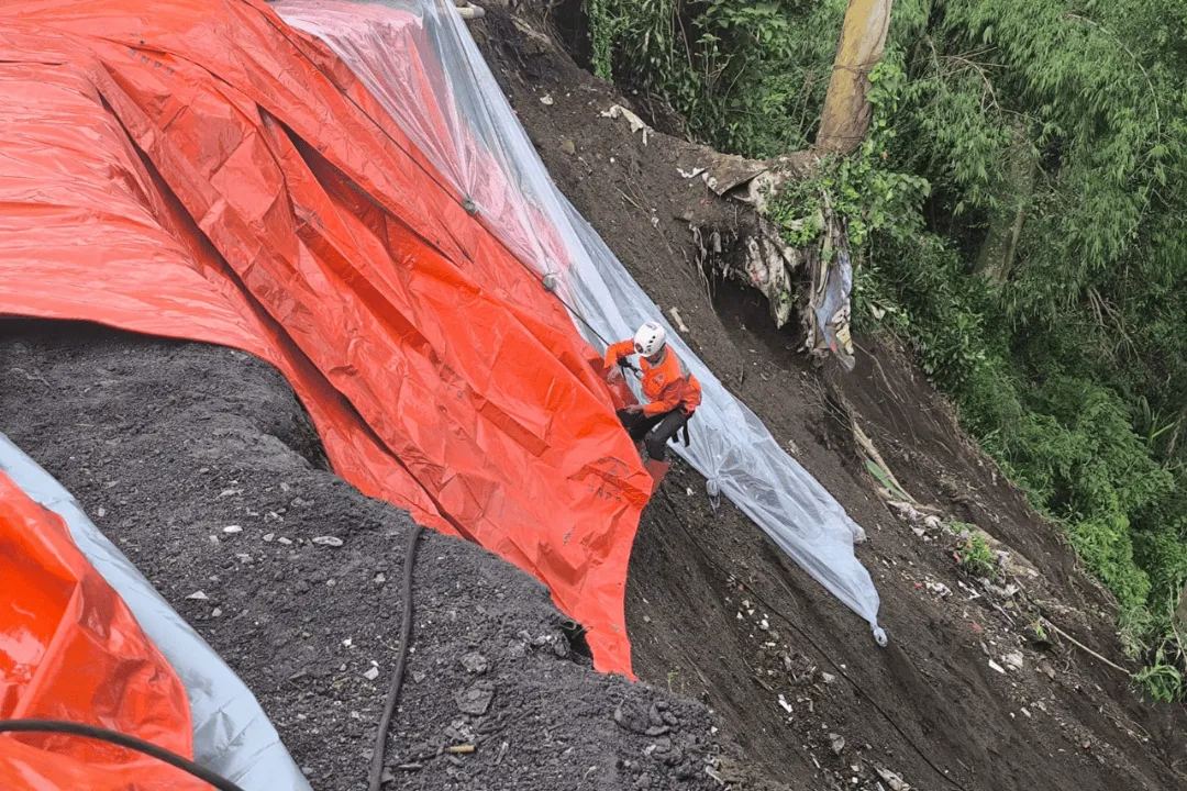 Respon Cepat BPBD Jabar: Pemasangan Terpal di Tebing Akibat Longsor di Desa Kertawangi