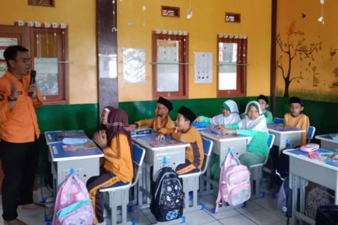 Poster post Belajar Tangguh Sejak Dini, Siswa SD Al-Junar Ikuti Simulasi Gempa Bumi