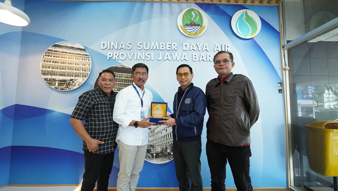 Kepala Dinas Sumber Daya Air Provinsi Jawa Barat memberikan kenangan-kenangan atas kunjungan DPRD Jambi ke DSDA Jabar