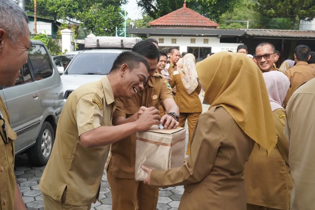 ASN Dinas Kehutanan ikut berpartisipai dalam Gerakan Rereongan Poe Ibu