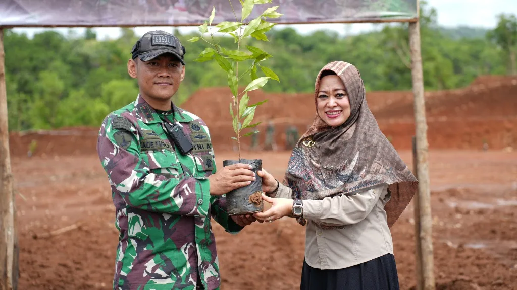 Poster post Gerakan Leuweung Hejo bekerja sama dengan Batalyon Yonif TP 890 Gardha Sakti