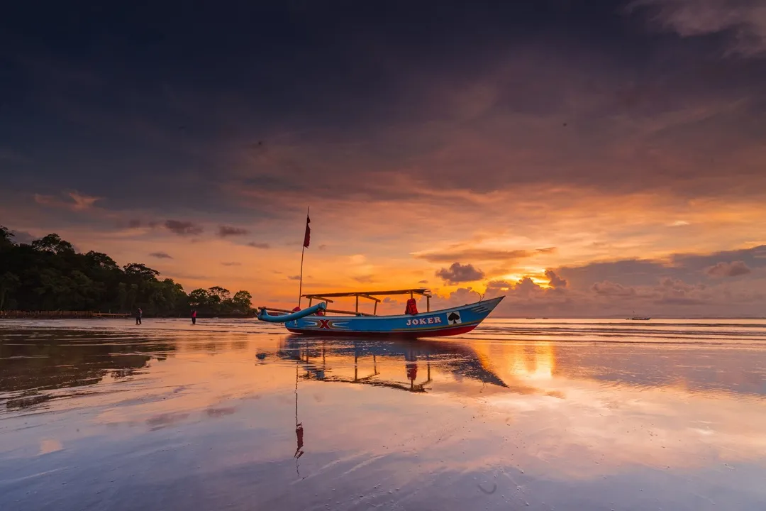 Poster post Sambut Libur Idul Fitri, Ini 7 Destinasi Wisata Populer di Jawa Barat