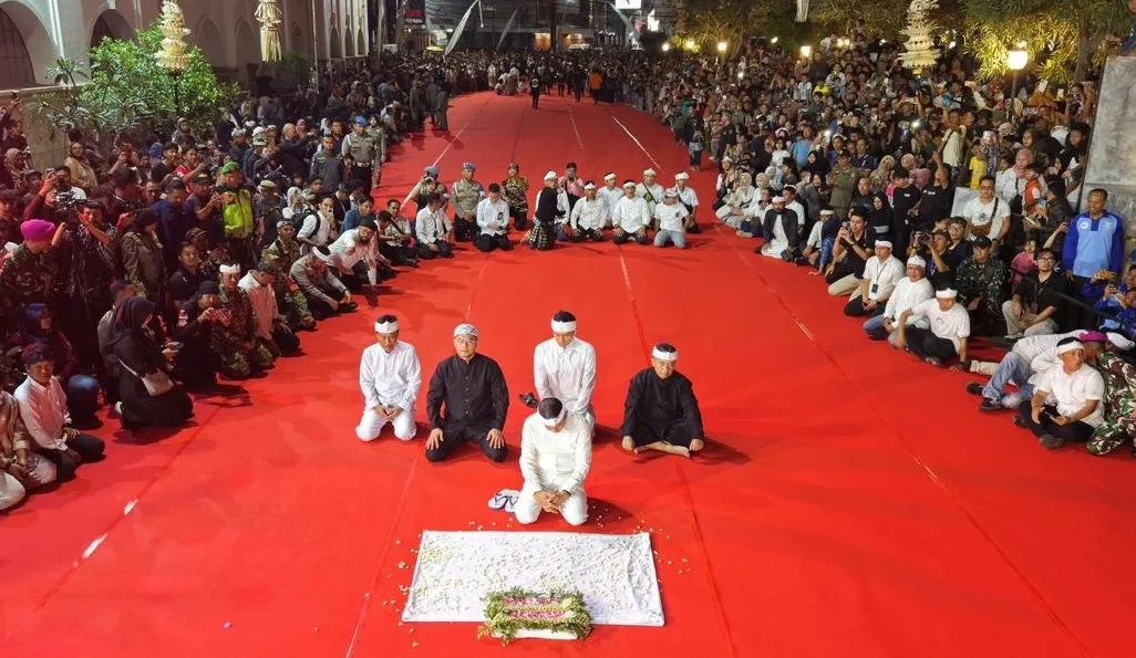 Poster post Kirab Budaya 'Mahkota Bertahta Cinta' Berjalan Meriah di Kota Cirebon