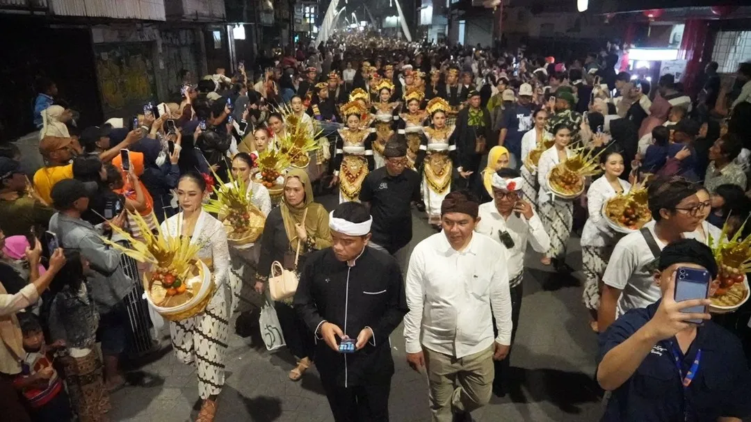 Poster post Kirab Budaya Milangkala Tatar Sunda 'Hipnotis' Ribuan Warga di Kota Bogor