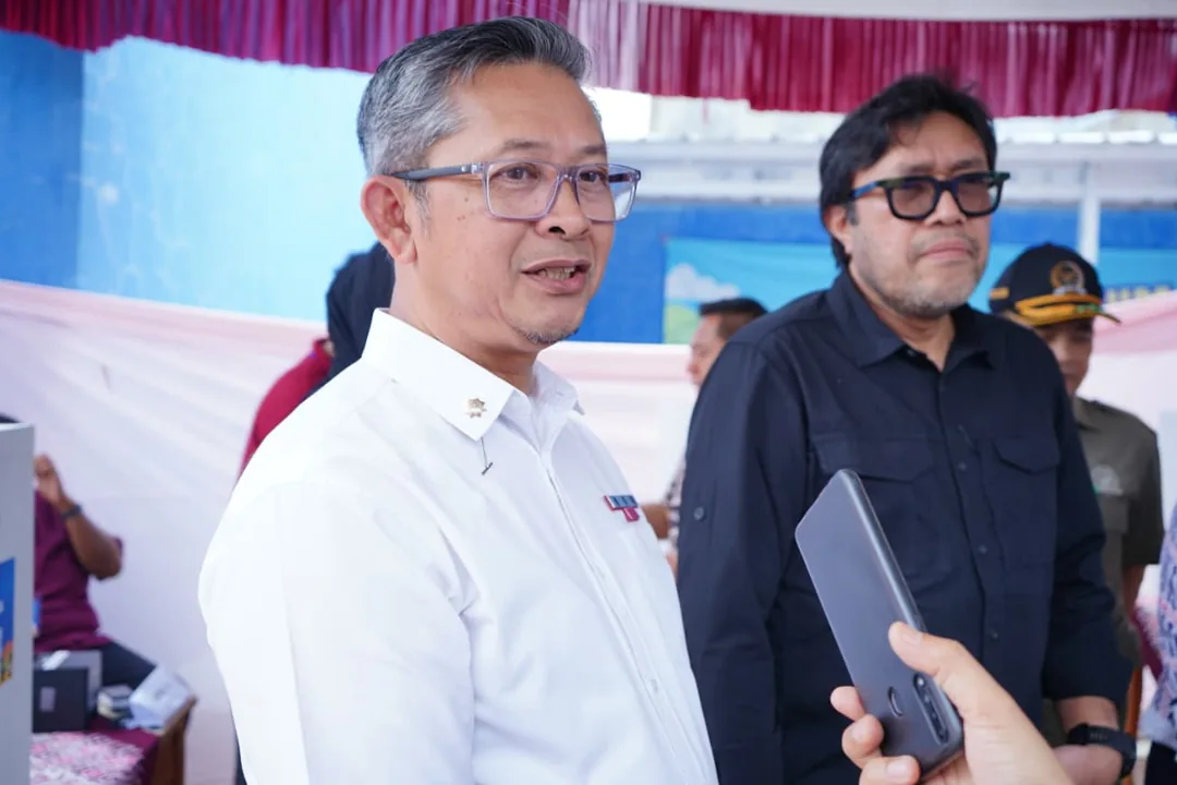 Kepala DPMDesa Jabar, Ade Afriandi, ketika mendampingi Wakil Ketua DPRD Prov. Jabar, Ono Surono, monitoring pelaksanaan Pilkades Digital di TPS 10 Desa Pekandangan, Kab. Indramayu, 10 Desember 2025.