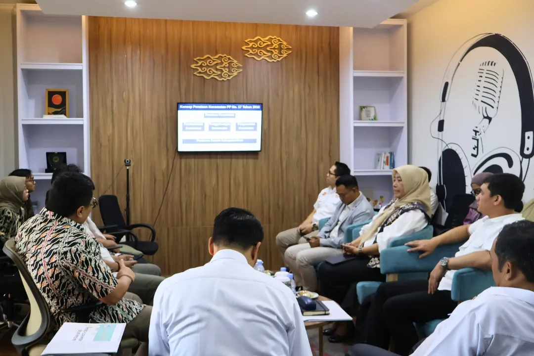 Poster post Ekspose Awal Kajian Penataan Kecamatan dan Kelurahan di Kota Cimahi
